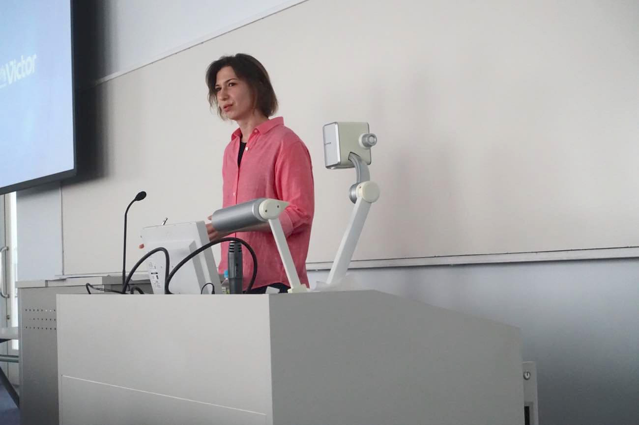 MATCHAのルーマニア人編集者が、大学で非常勤講師に。