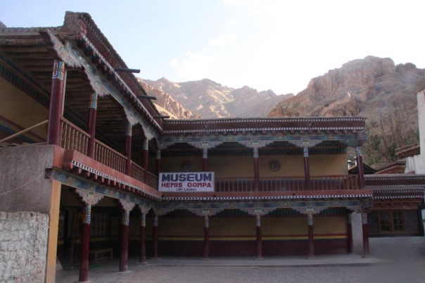 レー　バイク　ラダック