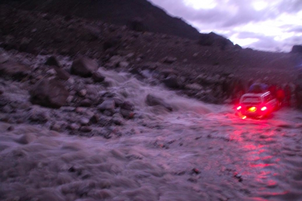 ケイロンへの移動中、橋が壊れて動けなくなる。