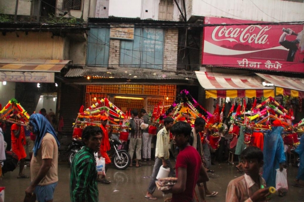 巡礼でははしゃぎまくっている人たちと、まるでアトラクションなマンサー・デーヴィ寺院