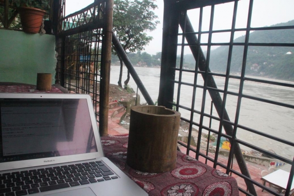 リシュケシュ４日目、笑うヨガをする。